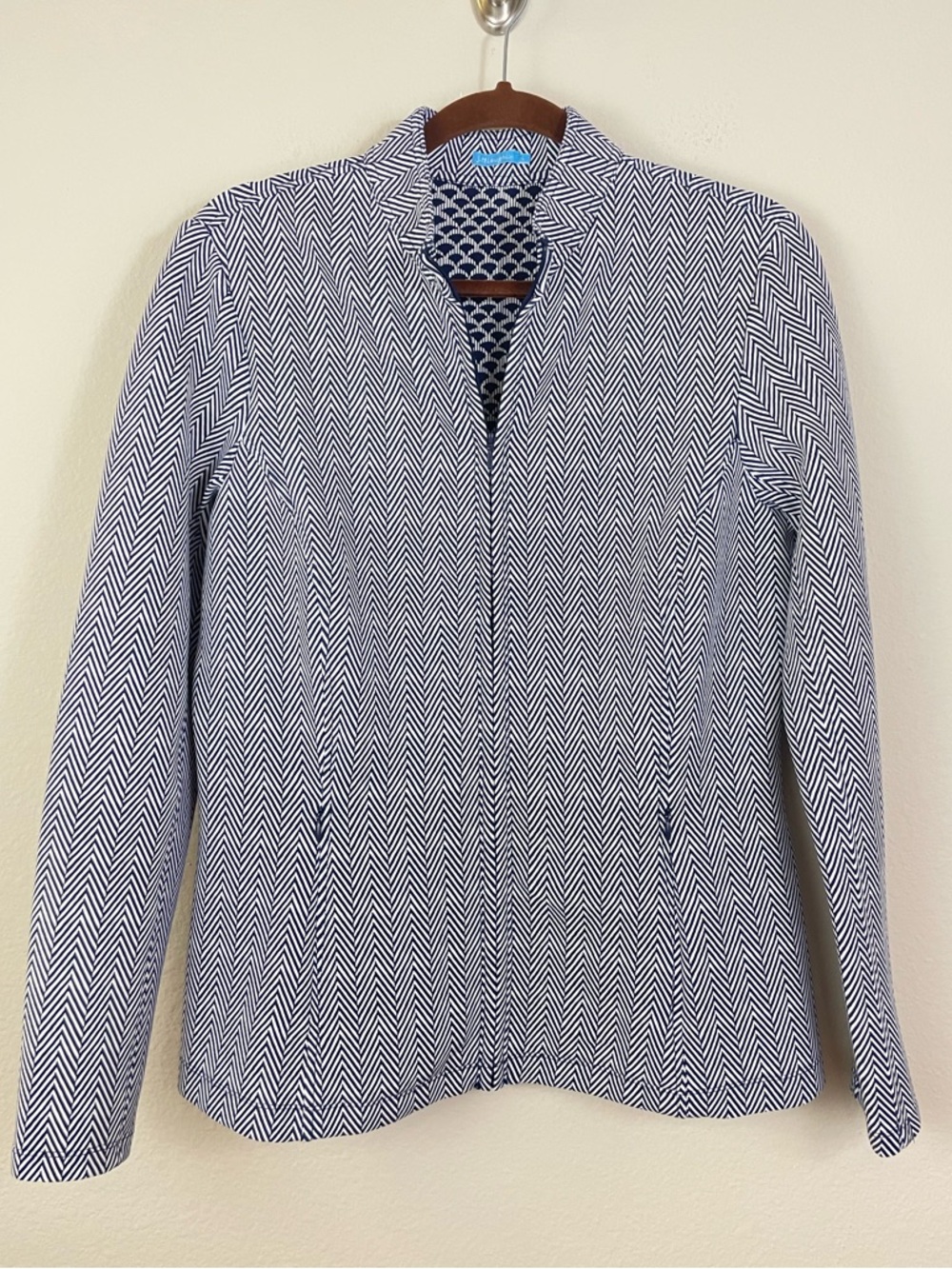 J. McLaughlin Navy Chevron Print Scuba Full Zip Slim Jacket Size L Sporty Chic‎